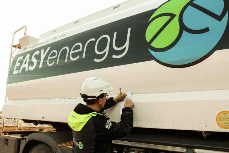 Camion citerne d'Easy Energy lors d'une livraison de mazout