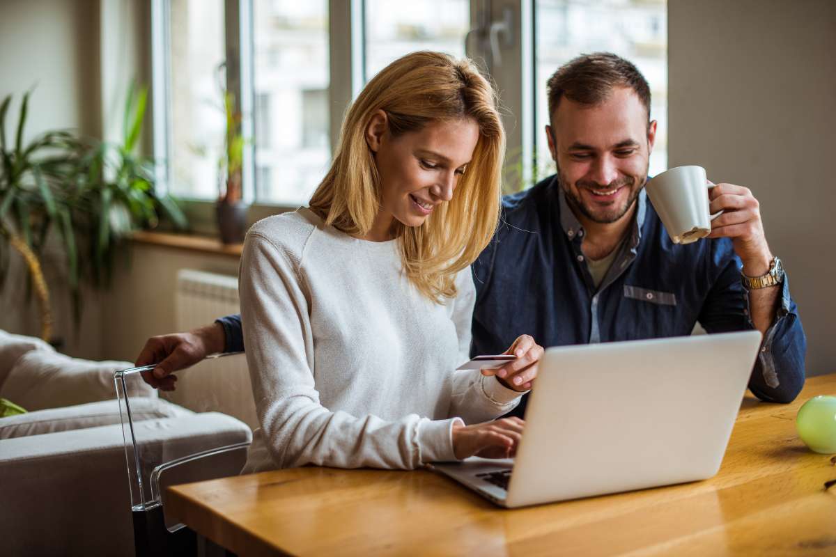 EASY-ENERGY-achat-mazout-groupe-FS-190523 Couple souriant en train de passer une commande de mazout groupée sur un ordinateur