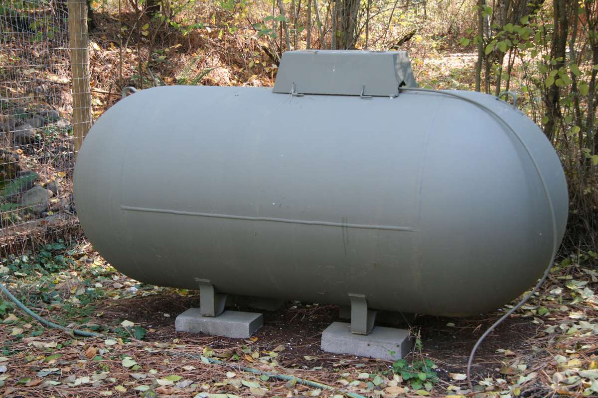 EASYENERGY-citerne-a-mazout Citerne à mazout grise avec jauge connectée dans un jardin