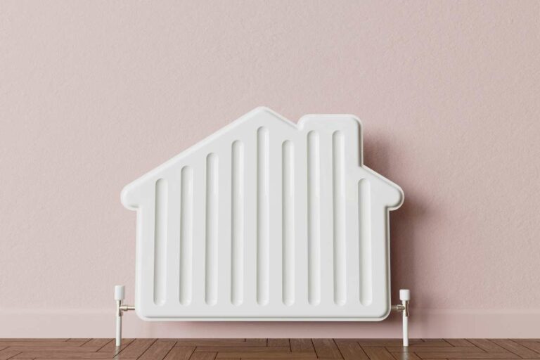 Chauffage au mazout en forme de maison sur un mur peint en rose