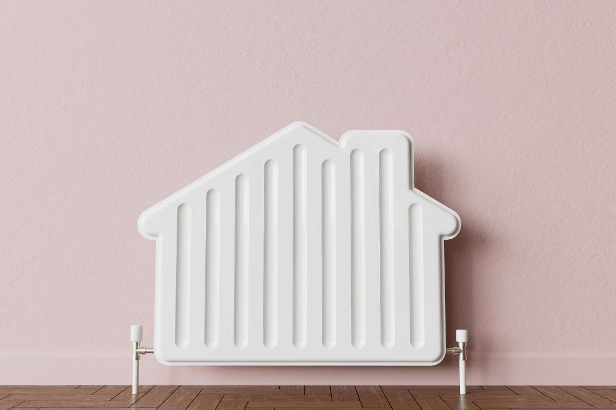 EASYENERGY-reduire-facture-chauffage Chauffage au mazout en forme de maison sur un mur peint en rose